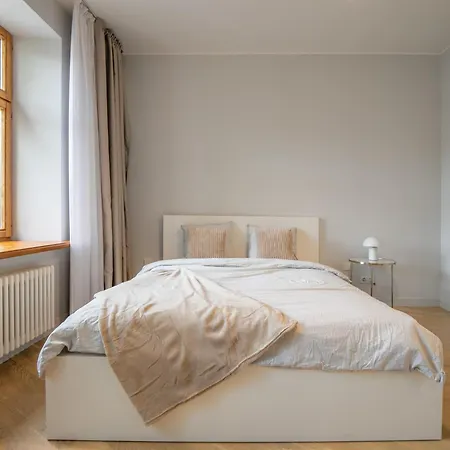 Tirgonu Square Apartman *