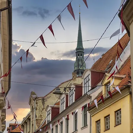 Tirgonu Square Appartement